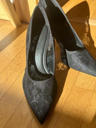 Tacones de encaje negros