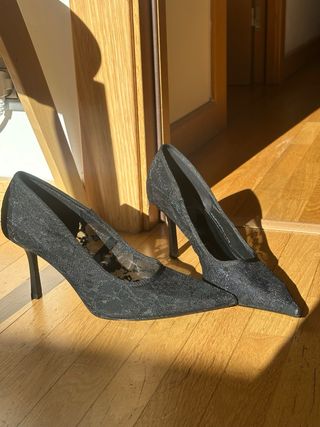 Tacones de encaje negros