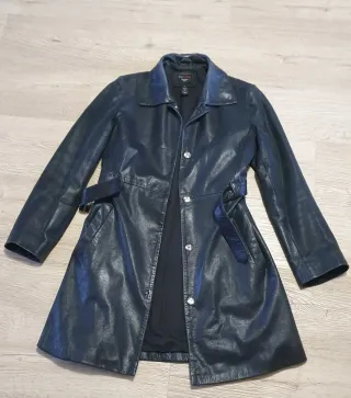 Abrigo de cuero negro para mujer