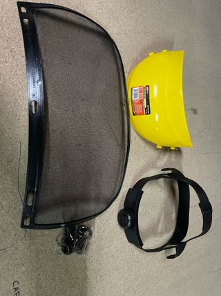 Pantalla facial de malla y casco amarillo