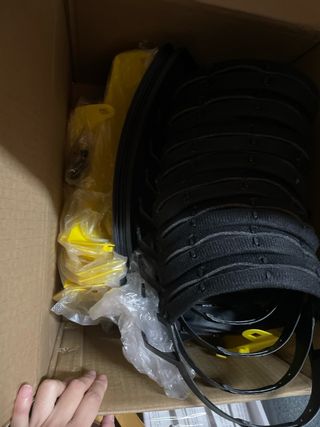 Pantalla facial de malla y casco amarillo