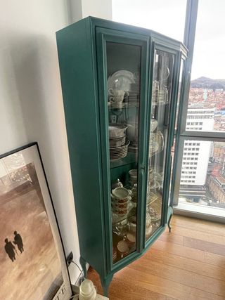 Vitrina restaurada color verde azulado