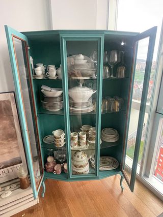 Vitrina restaurada color verde azulado