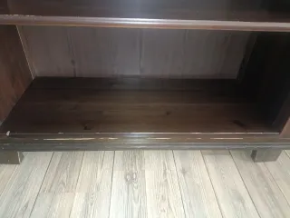 Estantería de madera marrón