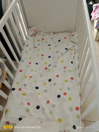 Cuna blanca con estampado de lunares