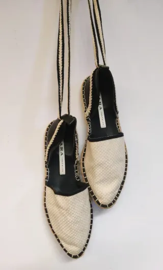 ZARA Esparteñas Planas Beige y Negro