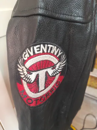 Chaqueta de cuero negra con  parches.