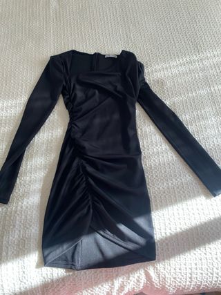 Vestido negro Bershka hombreras y frunces