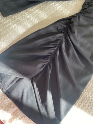 Vestido negro Bershka hombreras y frunces