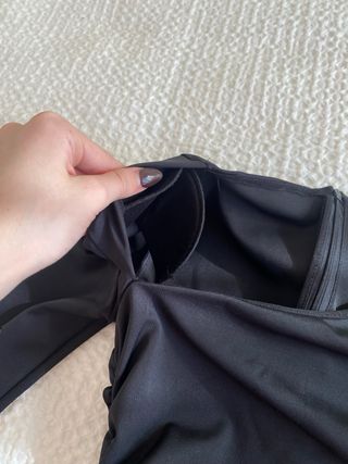 Vestido negro Bershka hombreras y frunces