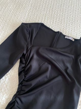 Vestido negro Bershka hombreras y frunces