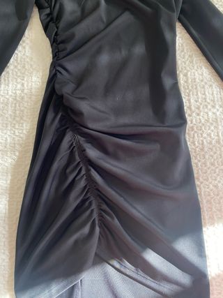 Vestido negro Bershka hombreras y frunces
