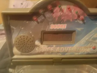 Avventura spaziale con flipper a batteria