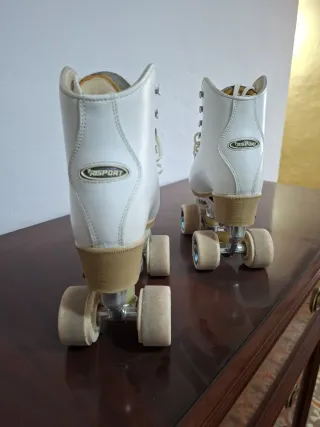 Patinetes de ruedas blancos