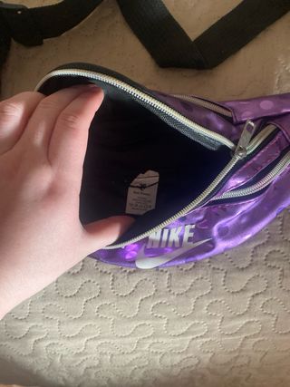 Riñonera Nike Morada y Plateada