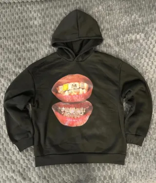 Felpa Y2K Nera con Stampa Labbra e Griglie