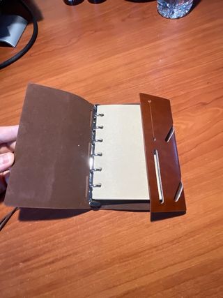 Libreta de cuero con brújula y ancla.