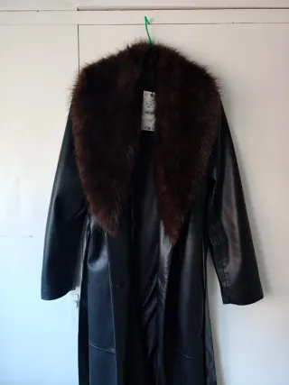 Abrigo Zara Negro con Cuello Marrón