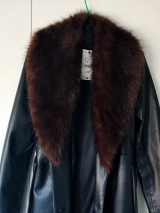 Abrigo Zara Negro con Cuello Marrón