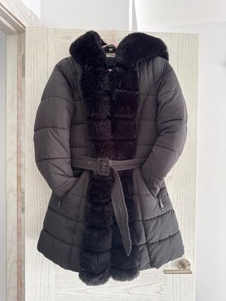 Abrigo negro con cinturón y pelo