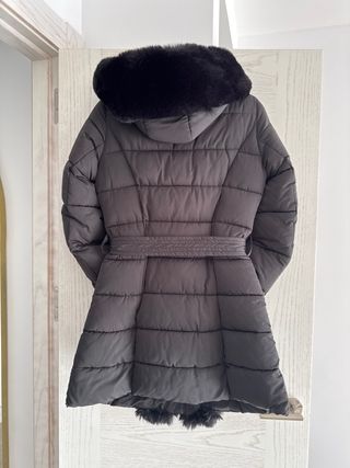 Abrigo negro con cinturón y pelo