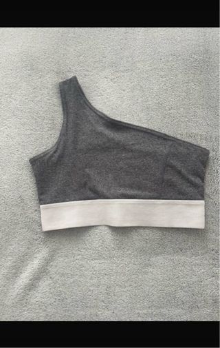 Top deportivo asimétrico gris y blanco