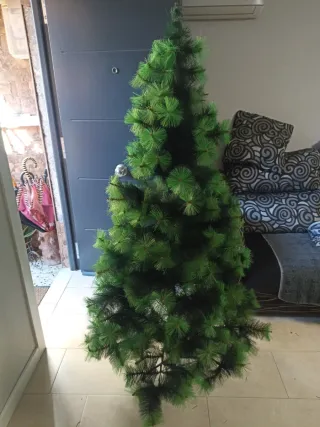 Árbol de Navidad verde mide ..alto 1.75 ancho 90.