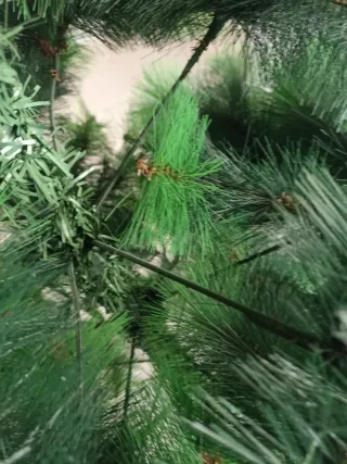 Árbol de Navidad verde mide ..alto 1.75 ancho 90.