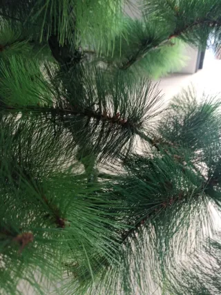 Árbol de Navidad verde mide ..alto 1.75 ancho 90.