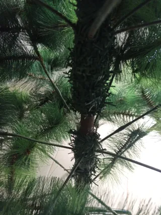 Árbol de Navidad verde mide ..alto 1.75 ancho 90.