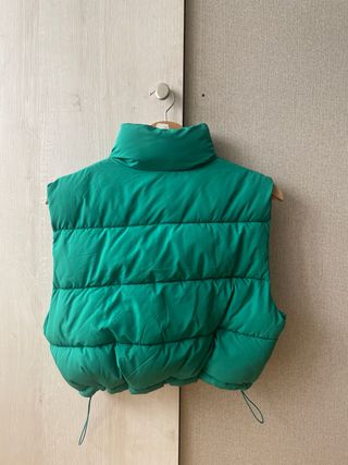 Chaleco acolchado verde, es CROP TOP