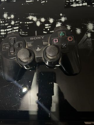 PlayStation 3 con mandos y cable