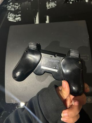 PlayStation 3 con mandos y cable