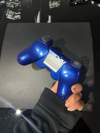 PlayStation 3 con mandos y cable