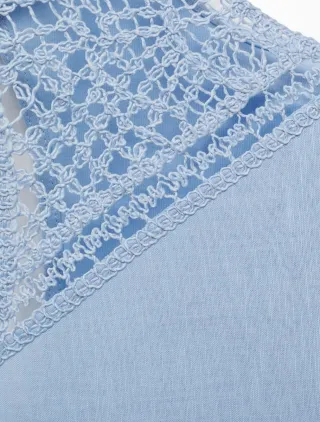 Top Mango azul con etiqueta