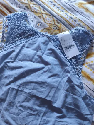 Top Mango azul con etiqueta