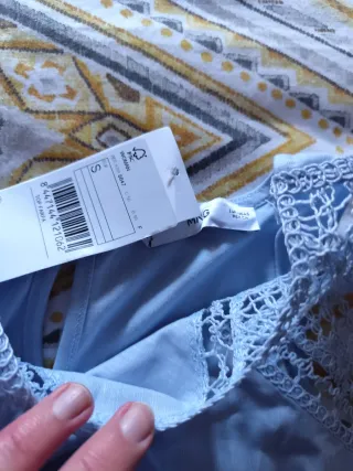 Top Mango azul con etiqueta