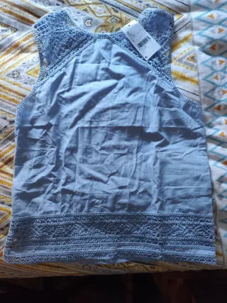 Top Mango azul con etiqueta