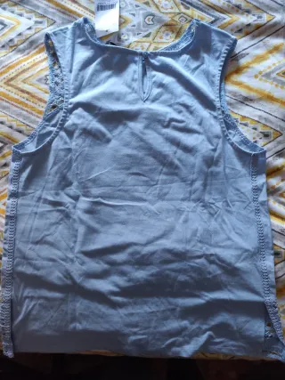 Top Mango azul con etiqueta