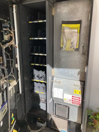 Máquina Vending Snacks y Bebidas