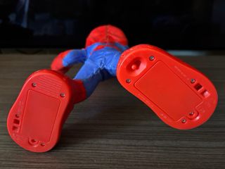 Peluche Spidey Baila y Gatea Marvel