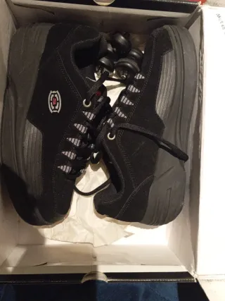 Zapatillas negras con ruedas