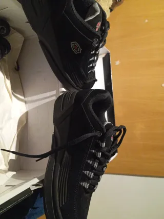 Zapatillas negras con ruedas