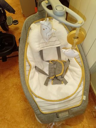 Hamaca bebé con peluches y arco de juegos