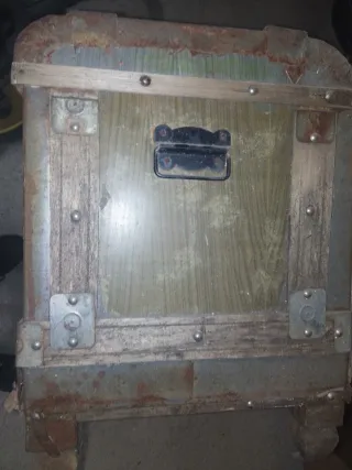 Baúl antiguo madera y metal