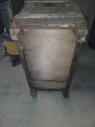 Baúl antiguo madera y metal