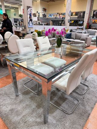 Mesa de cristal y metal plateado