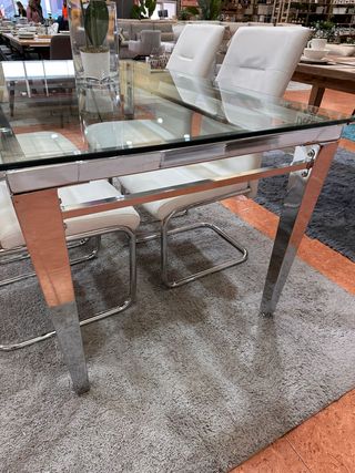 Mesa de cristal y metal plateado