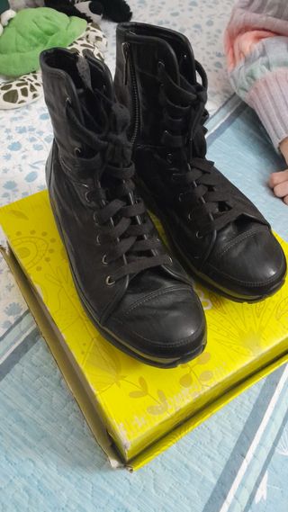 Botas negras con cordones