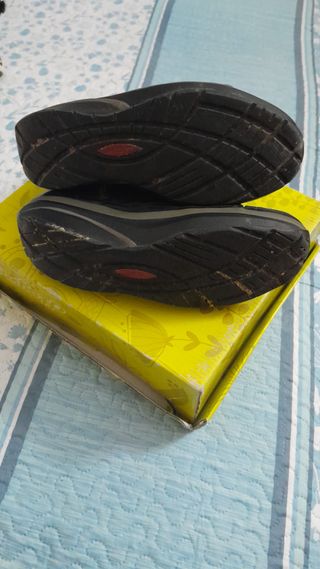 Botas negras con cordones